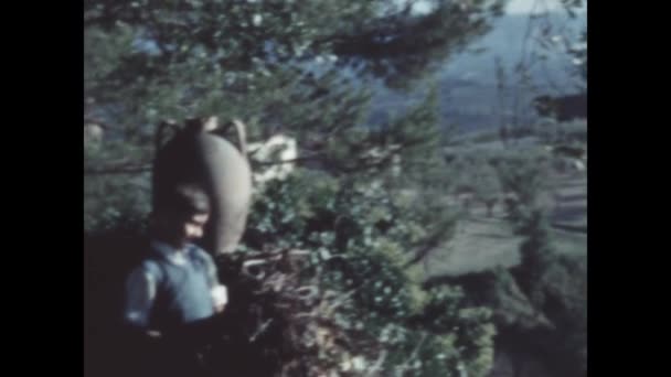 Терни Италия Октябрь 1955 Отец Сын Смотрят Вид Вместе Социальная — стоковое видео