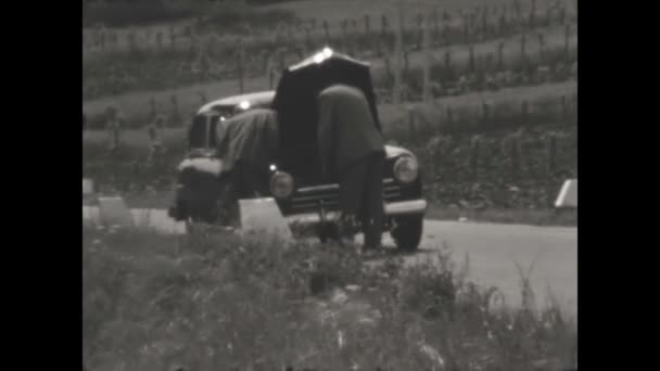 1955年10月 意大利 50年代公路上的汽车修理 — 图库视频影像
