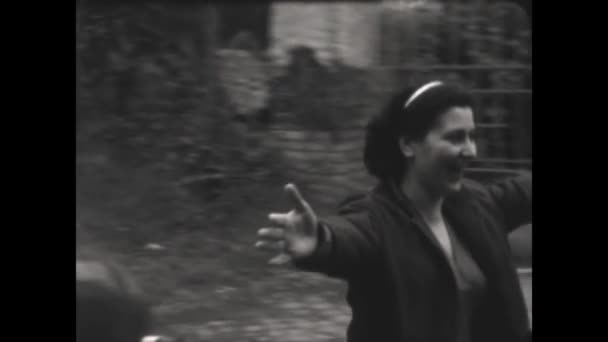 Terni Italien Oktober 1955 Vänner Träffas Och Kramas Talet — Stockvideo