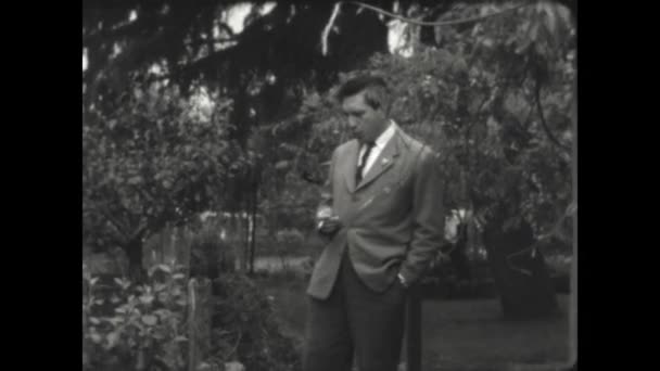 Terni Italy October 1955 Men Chat Socialize Garden 50S — Vídeo de stock