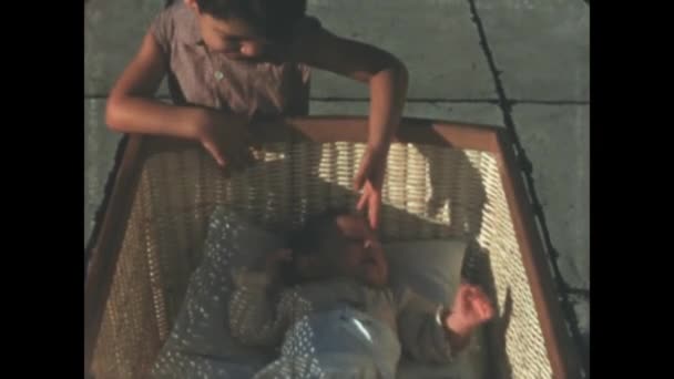 Terni Italien Mai 1955 Baby Der Krippe Mit Kleiner Schwester — Stockvideo