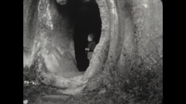 Terni Italy May 1956 Child Park Statues Oriental Idols 50S — Stockvideo