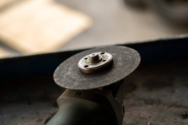 Bir atölyede disk kesen açı öğütücüsünün ayrıntıları