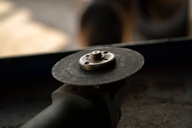 Bir atölyede disk kesen açı öğütücüsünün ayrıntıları