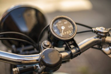 Kadim motosiklet kilometre ölçer gidonunun ayrıntıları