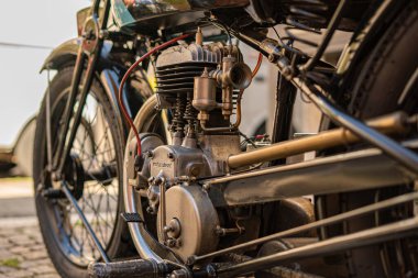 Rovigo, İtalya 22 Nisan 2022: Eski bir motorun motorunun ayrıntıları