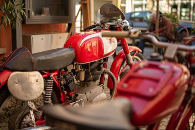 Rovigo, İtalya 22 Nisan 2022: Şehirde Kızıl Kadim motosikleti