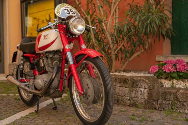 Rovigo, İtalya 22 Nisan 2022: Şehirde Kızıl Kadim motosikleti