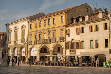 Rovigo, İtalya 22 Nisan 2022: Rovigo 'da Giuseppe Garibaldi Meydanı