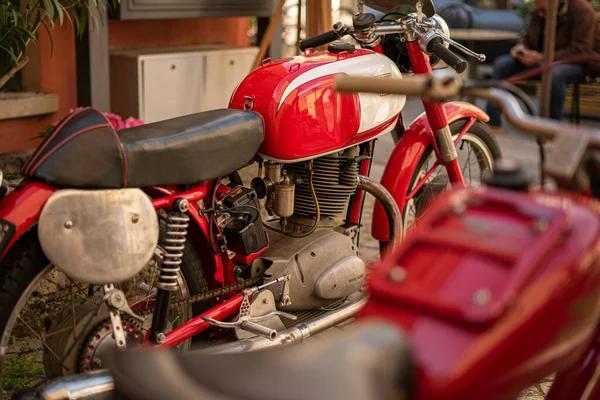 Rovigo, İtalya 22 Nisan 2022: Şehirde Kızıl Kadim motosikleti