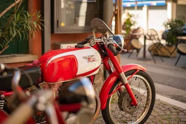 Rovigo Itália Abril 2022 Motocicleta Antiga Vermelha Cidade — Fotografia de Stock