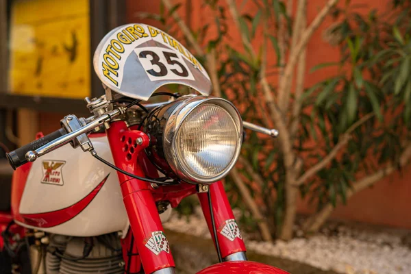 Rovigo, İtalya 22 Nisan 2022: Şehirde Kızıl Kadim motosikleti