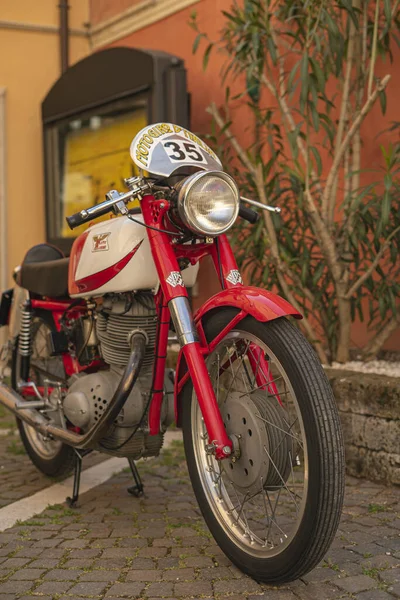 Rovigo Itália Abril 2022 Motocicleta Antiga Vermelha Cidade — Fotografia de Stock