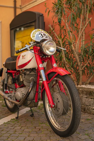 Rovigo, İtalya 22 Nisan 2022: Şehirde Kızıl Kadim motosikleti