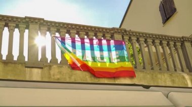 Bir binanın balkonunda asılı duran barış bayrağının ayrıntıları