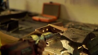 Matkap ayrıntıları bir zanaatkar atölyesinde metali deldi