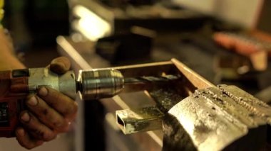 Matkap ayrıntıları bir zanaatkar atölyesinde metali deldi