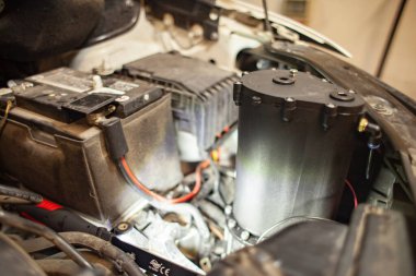 MILAN, İTALYA 24 NİSAN 2022: Hidrojen jeneratörü araba motoru