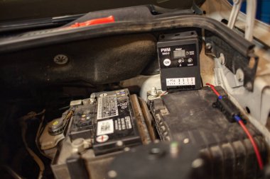 MILAN, İTALYA 24 Nisan 2022: Araba motorundaki hidrojen sistemi kontrol ünitesi