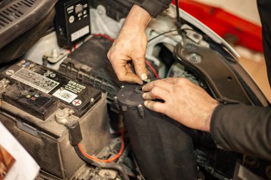 MILAN, ITALY 24 Nisan 2022: Tamirci araba motoru hidrojen sistemini monte etti
