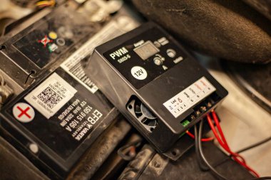 MILAN, İTALYA 24 Nisan 2022: Araba motorundaki hidrojen sistemi kontrol ünitesi