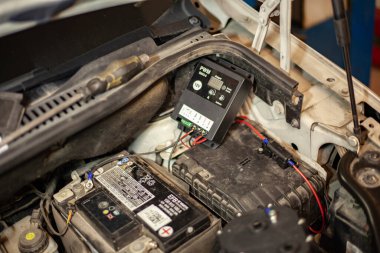 MILAN, İTALYA 24 Nisan 2022: Araba motorundaki hidrojen sistemi kontrol ünitesi