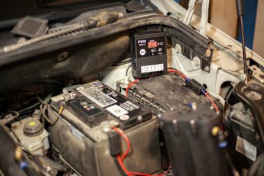 MILAN, İTALYA 24 Nisan 2022: Araba motorundaki hidrojen sistemi kontrol ünitesi