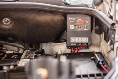 MILAN, İTALYA 24 Nisan 2022: Araba motorundaki hidrojen sistemi kontrol ünitesi