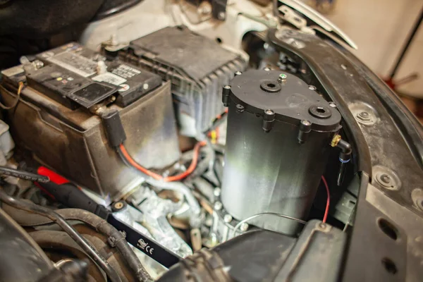 MILAN, ITALY 24 Nisan 2022: Araba motoru hidrojen sistemi