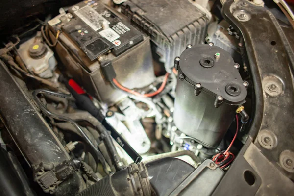 MILAN, ITALY 24 Nisan 2022: Araba motoru hidrojen sistemi