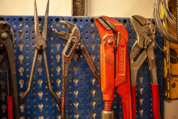 MILAN, ITALY 24 Nisan 2022: Mekanik aletlerin asılı kalması