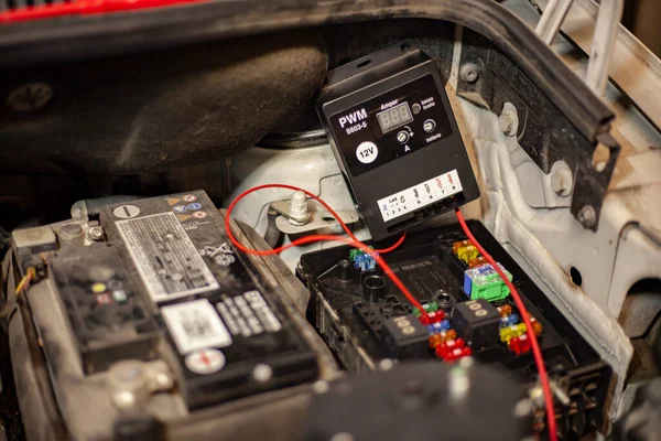 MILAN, İTALYA 24 Nisan 2022: Araba motorundaki hidrojen sistemi kontrol ünitesi