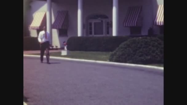 Лексінгтон Сша Травень 1950 Людина Сідає Свою Машину Через Років — стокове відео