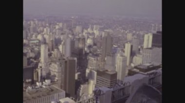 NEW YORK, ABD CIRCA 1975: New York hava görüntüsü 70 'lerin ortasında, antika görüntüler 4K' da dijital hale getirildi