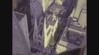 NEW YORK, ABD CIRCA 1975: New York hava görüntüsü 70 'lerin ortasında, antika görüntüler 4K' da dijital hale getirildi
