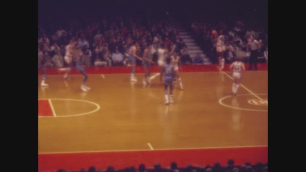 1970年12月19日 セントルイス ボンバーズのバスケットボール試合が70年代に行われた — ストック動画