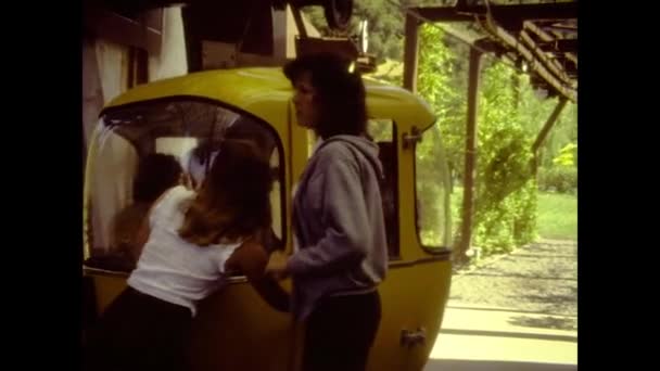 1979年 昭和54年 70年代にケーブルカーのキャビンに入る — ストック動画