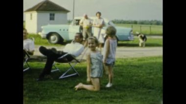 Lynn, ABD Haziran 1957: 50 'lerde Amerikan aile anları bahçede