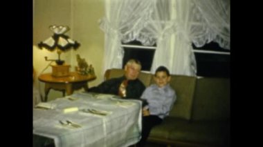 Lynn, Birleşik Devletler Haziran 1957: Oturma odasında televizyonlu insanlar. 1950 'lerdeki Amerikan, Amerikan sahnesi