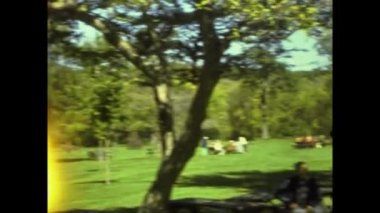 Arizona, ABD Mayıs 1975: Halk parkındaki insanlar 70 'lerde piknik yapıyorlar