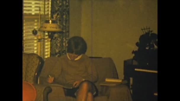 Lynn Spojené Státy Americké 1960 Lidé Obývacím Pokoji 60S — Stock video
