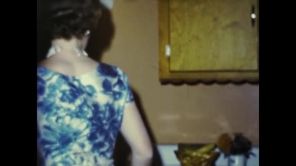 Lynn Usa Kan 1960 Kvinnor Köket Talet — Stockvideo