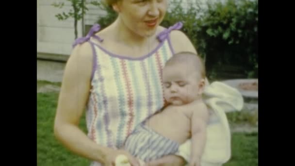 Линн Сша Июнь 1957 Мама Держит Сцену Ребенком — стоковое видео