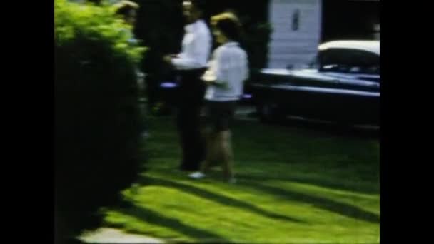 1957年6月 美国林恩 50年代美国家庭在花园的时刻 — 图库视频影像