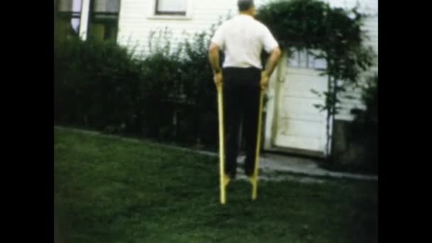 1957年 昭和32年 50歳で庭に竹馬を持つ男 — ストック動画