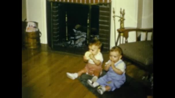 Lynn United States June 1957 Twins Family Memories Indoor 50S — Vídeo de Stock