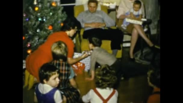 Lynn United States December 1957 Children Unwrap Christmas Presents Home — ストック動画