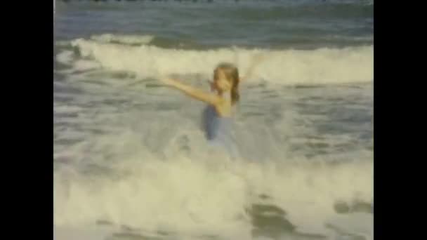 California Stany Zjednoczone Czerwiec 1965 Mała Dziewczynka Kąpie Się Morzu — Wideo stockowe