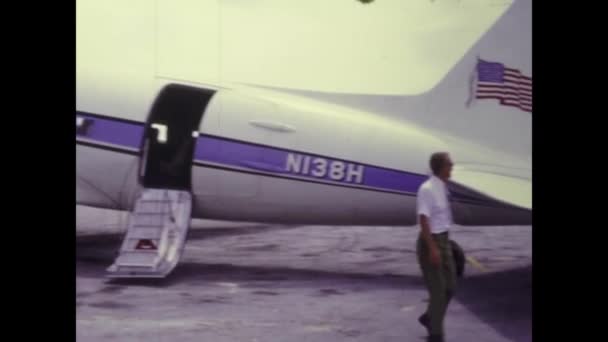 宝库礁 巴哈马 1965年 游客在60年代下飞机 — 图库视频影像