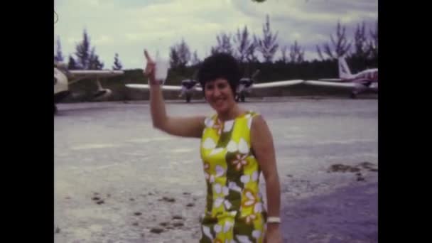 Treasure Cay Bahamas Май 1965 Туристы Сойдут Самолета — стоковое видео